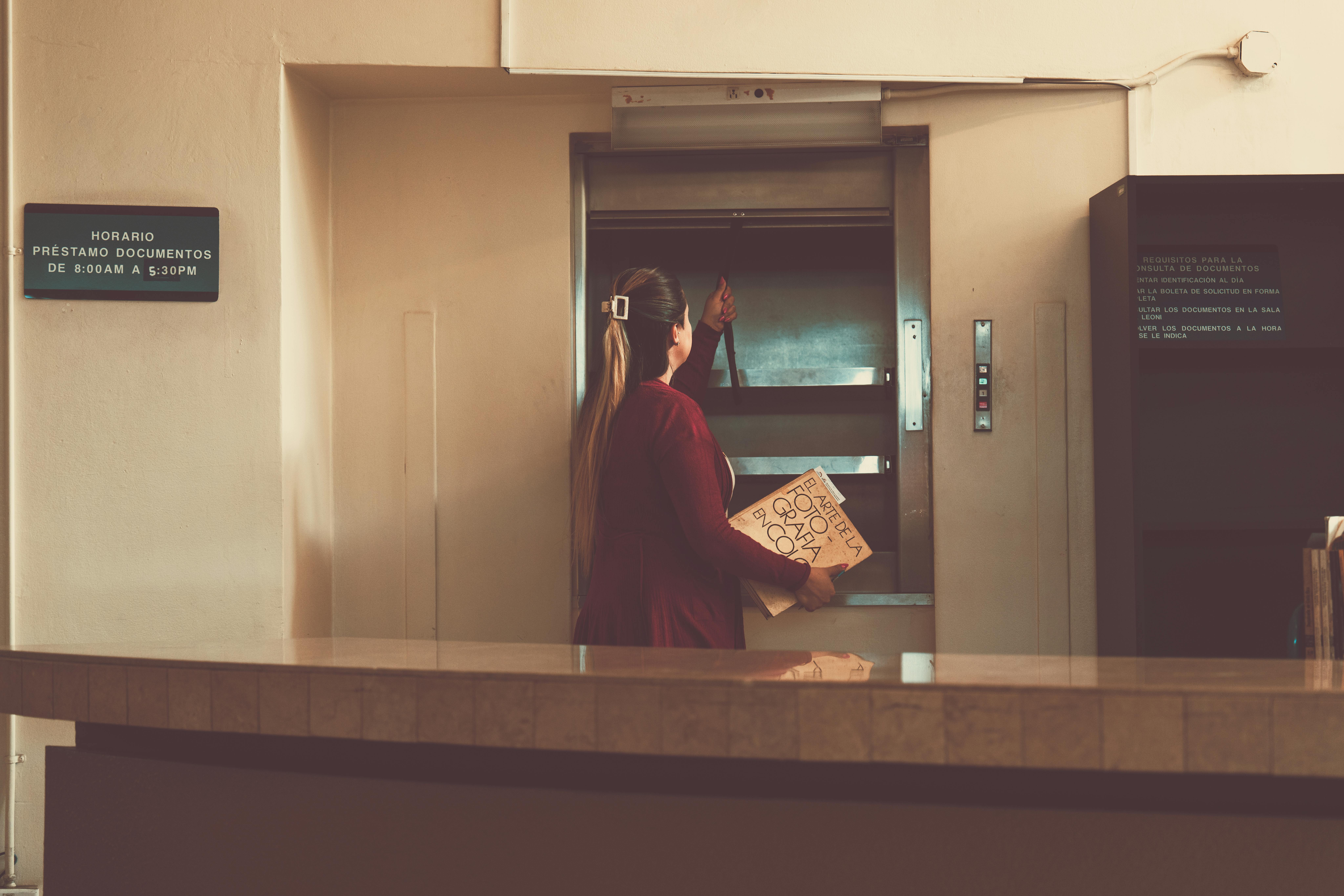 Dumbwaiter service lift